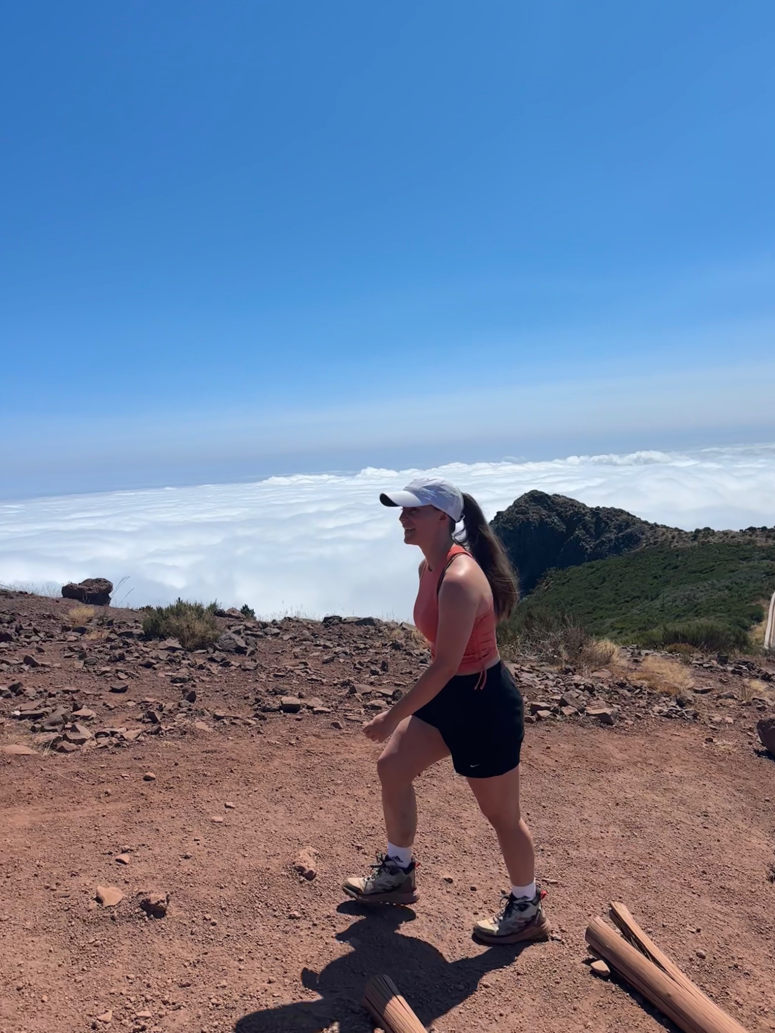 Fenja beim Wandern auf einem Bergweg über den Wolken